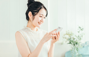スマホを操作する女性