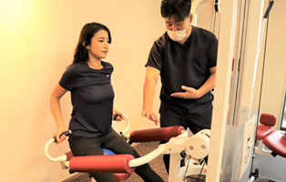 トレーニングする女性